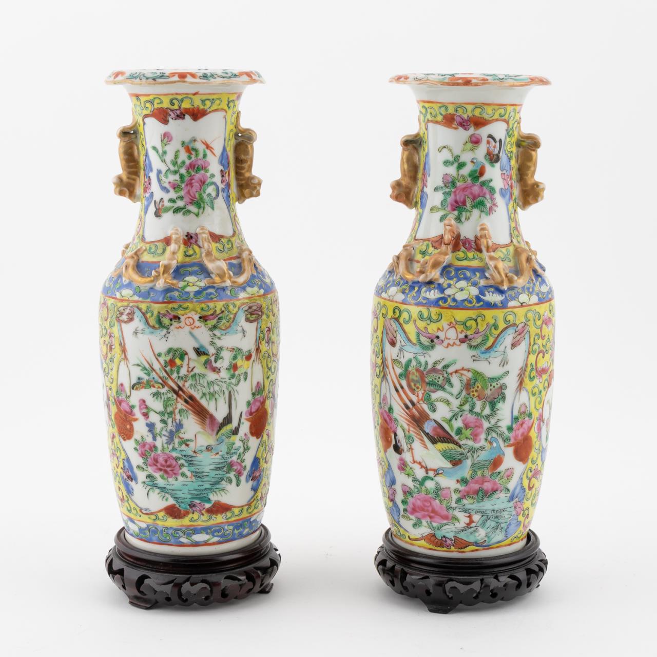 PAIR CHINESE FAMILLE JAUNE PORCELAIN 35e077