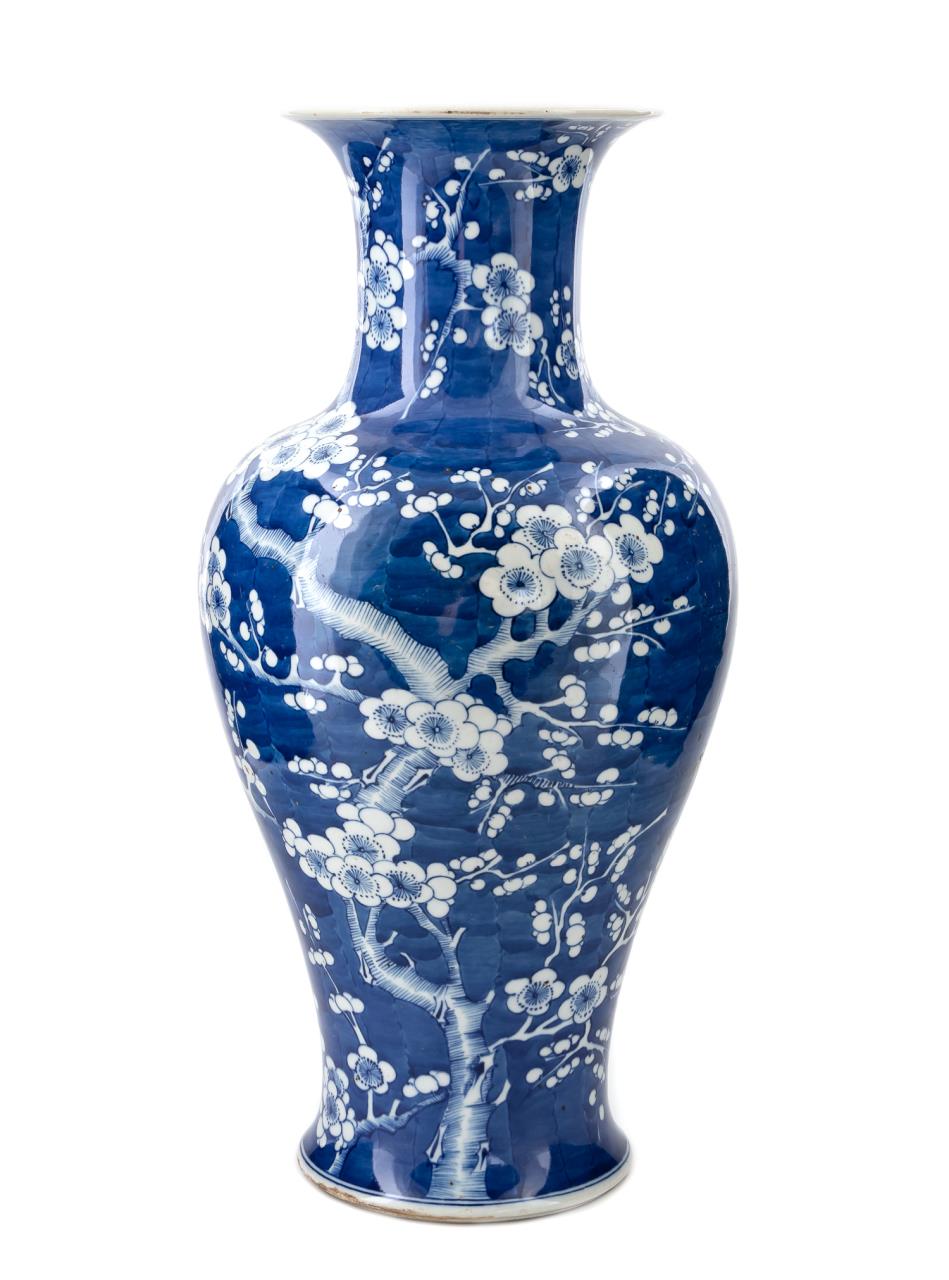 CHINESE BLUE & WHITE FLORAL MOTIF