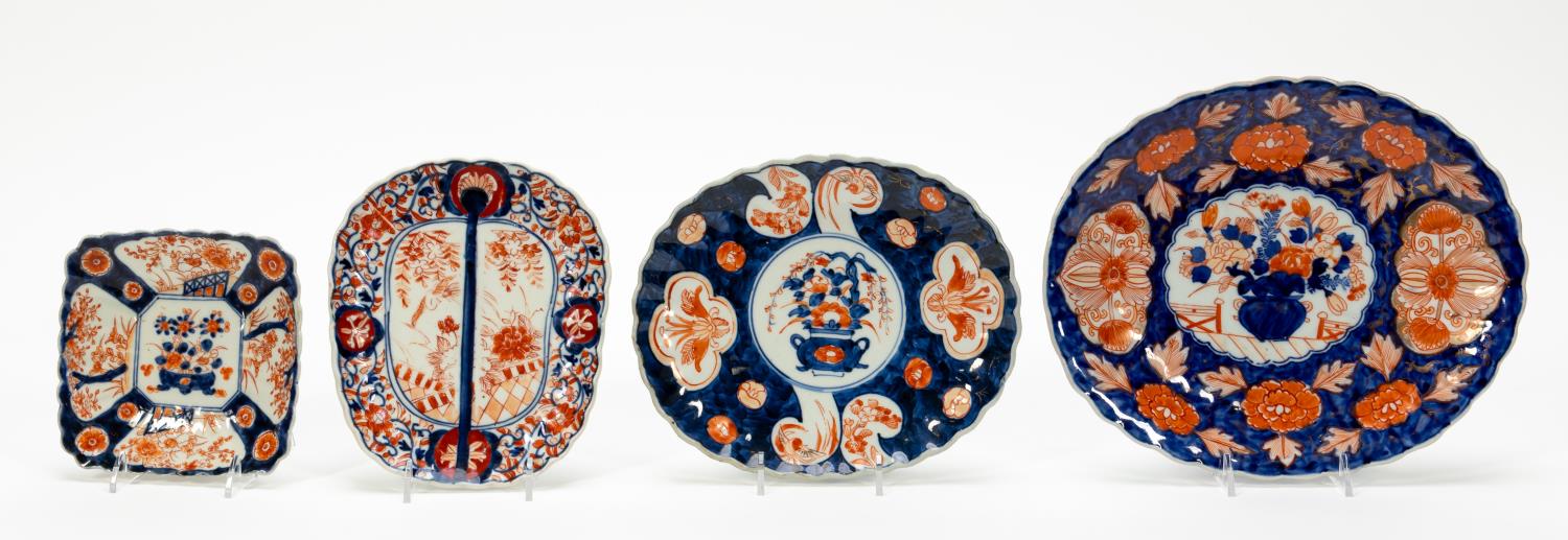 FOUR JAPANESE IMARI DECORATED DISHES 35e2c4