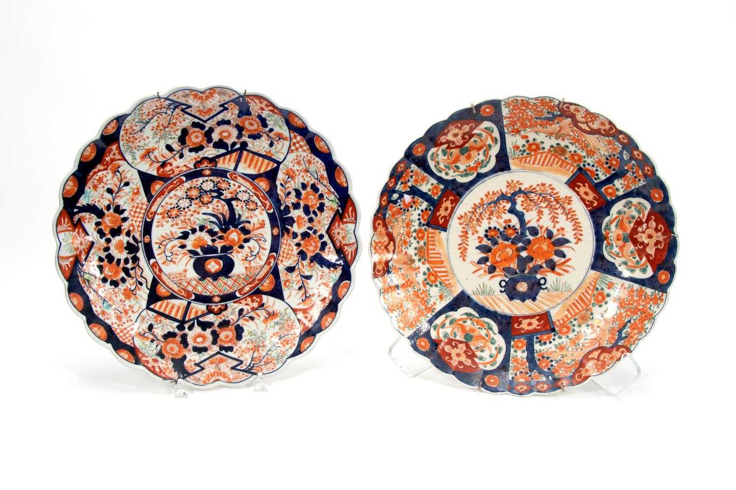 TWO LARGE JAPANESE IMARI DECORATED 35e2c6