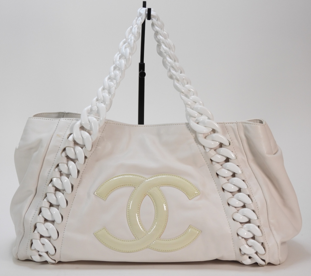 CHANEL WHITE LEATHER CC TOTE BAG 35e539