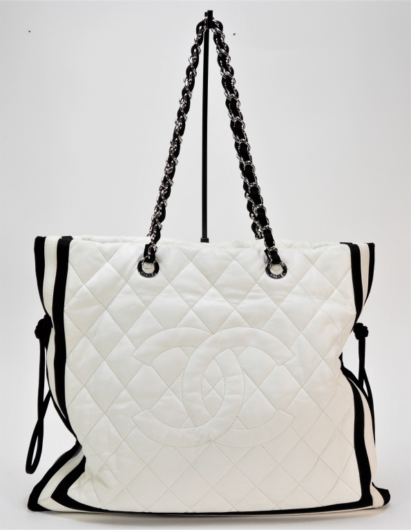 CHANEL QUILTED WHITE LEATHER CC 35e532