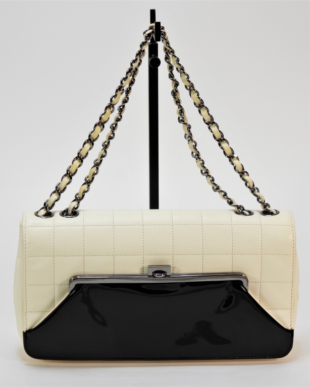 CHANEL WHITE BLACK LEATHER HANDBAG 35e53a