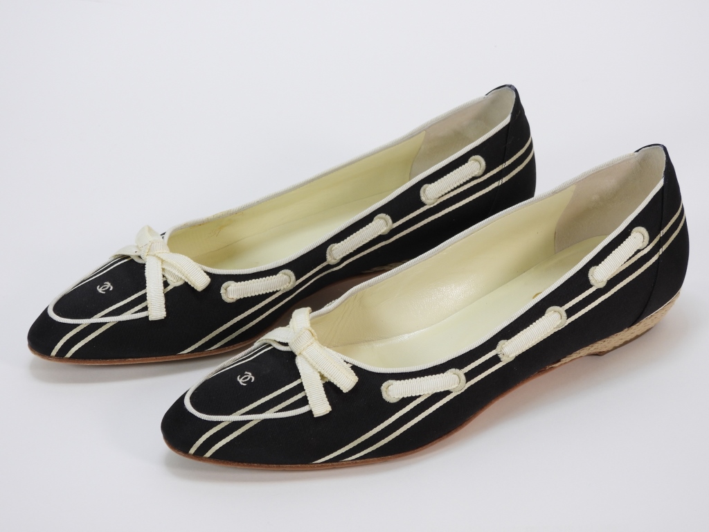 CHANEL BLACK WHITE LINEN FLATS 35e568