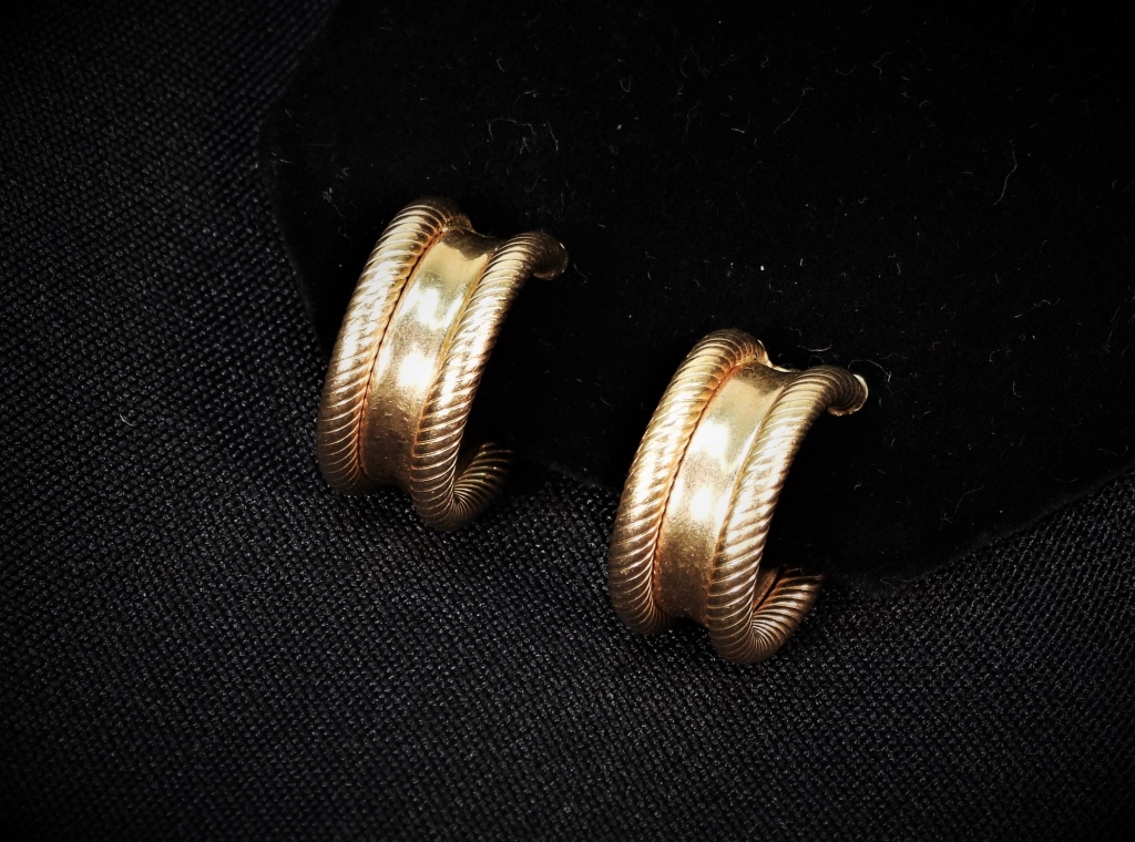 LADY S 14K GOLD HOOPS EARRINGS 35e639