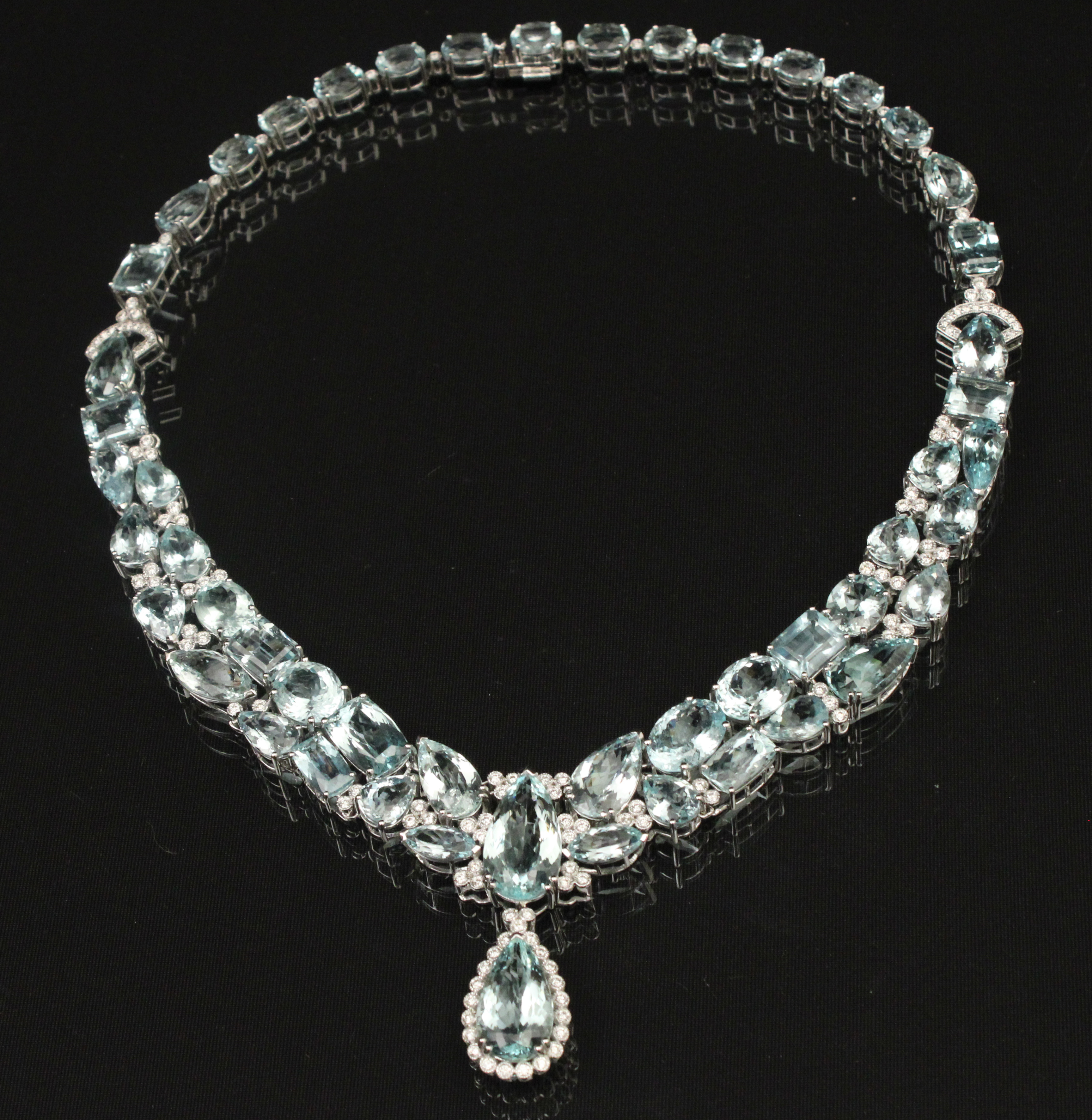 14K AQUAMARINE AND DIAMOND NECKLACE  35e6f2