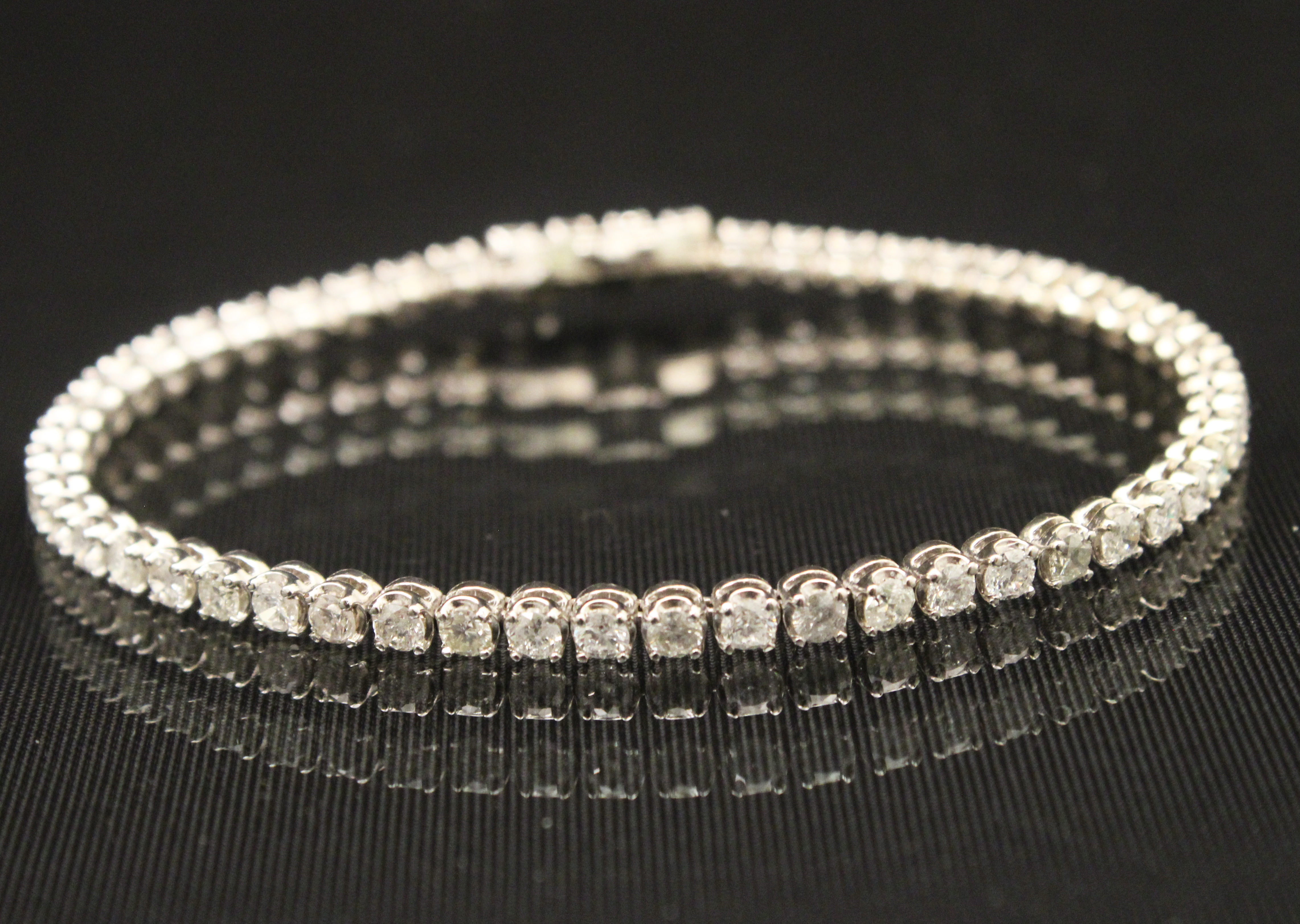 14K WHITE GOLD DIAMOND TENNIS BRACELET;