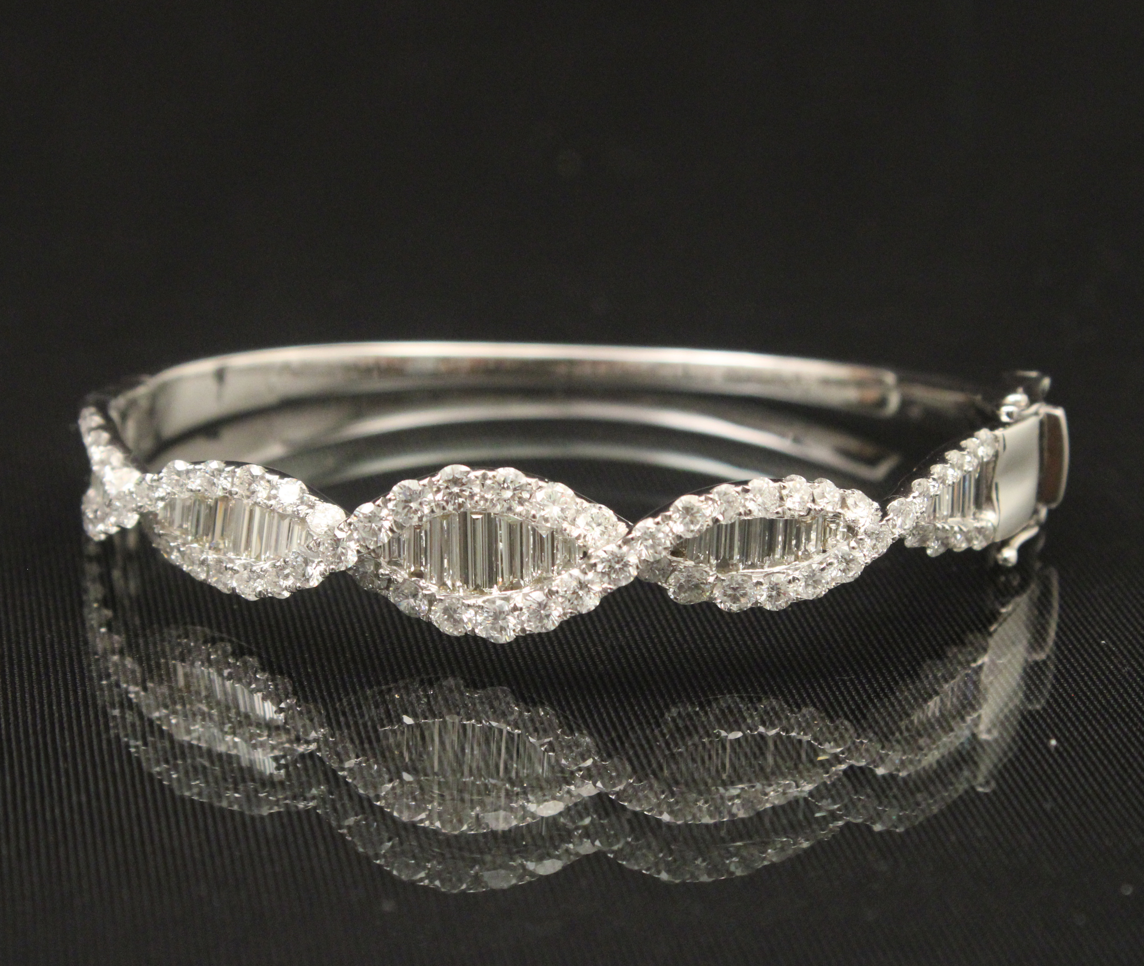 14K WHITE GOLD DIAMOND BANGLE BRACELET  35e7a0