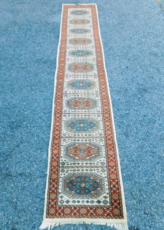 HAND KNOTTED PAKISTAN RUNNER Middle