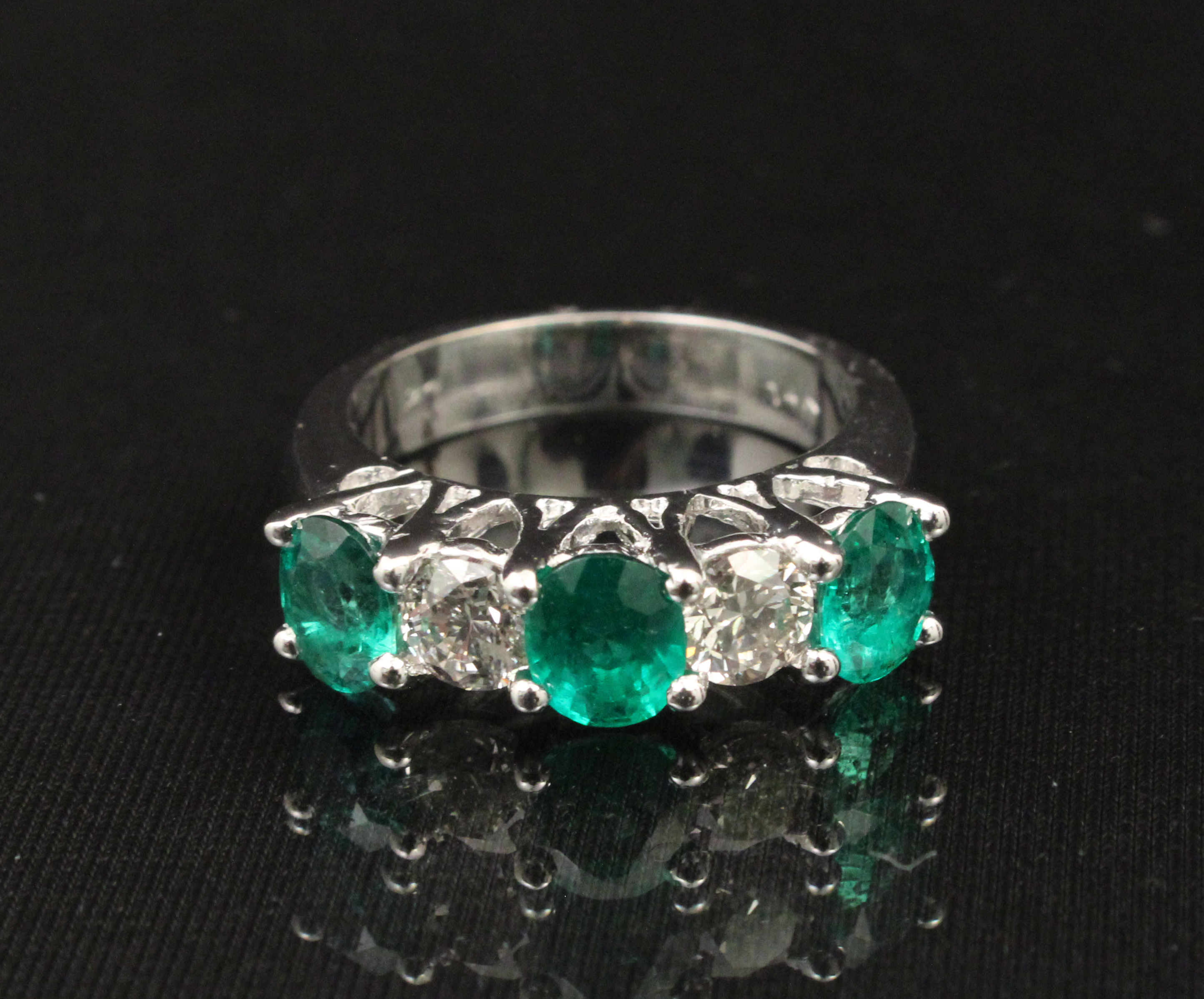 14K GOLD EMERALD AND DIAMOND RING 35e85e