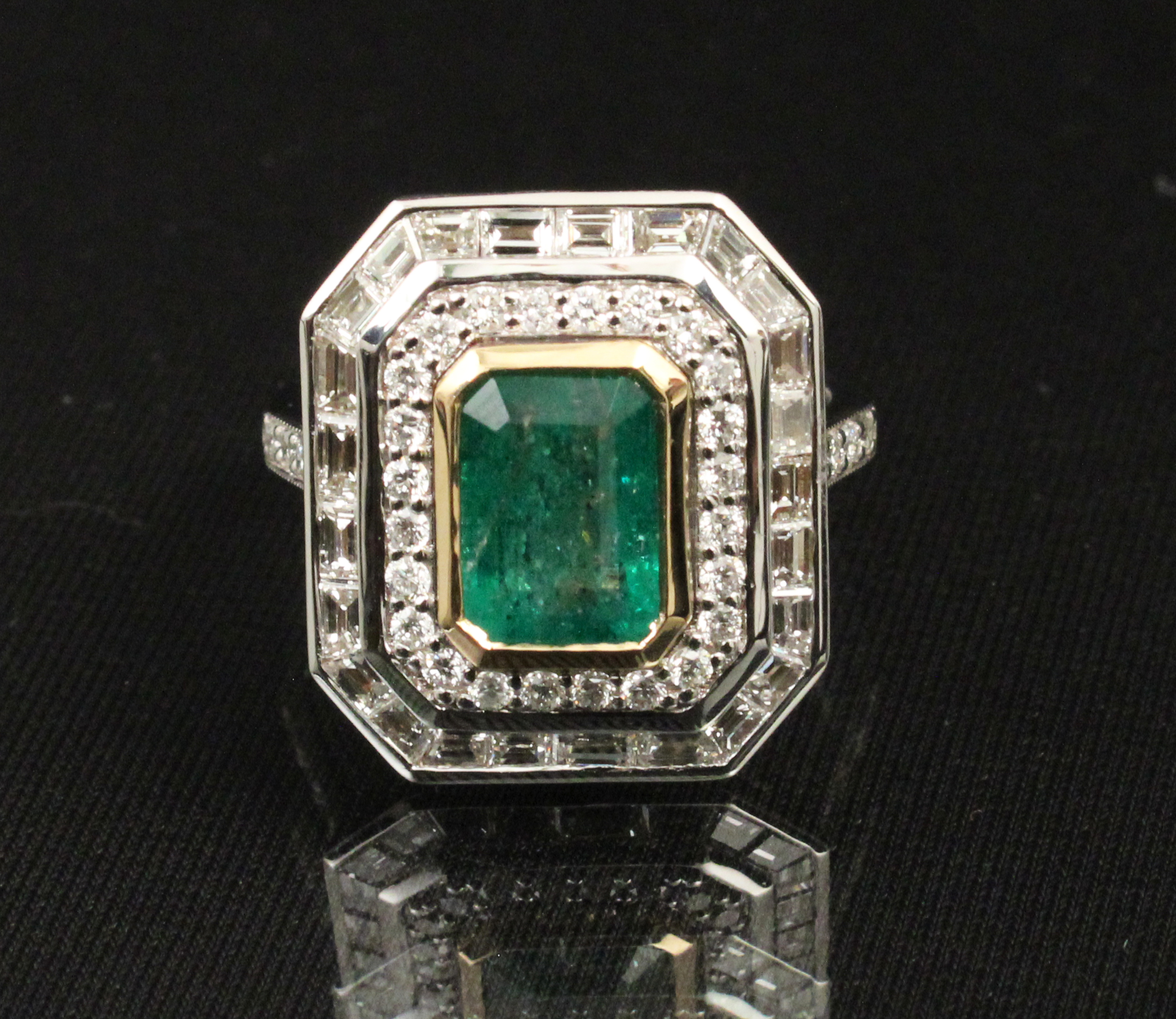 18K GOLD EMERALD AND DIAMOND RING 35e95c