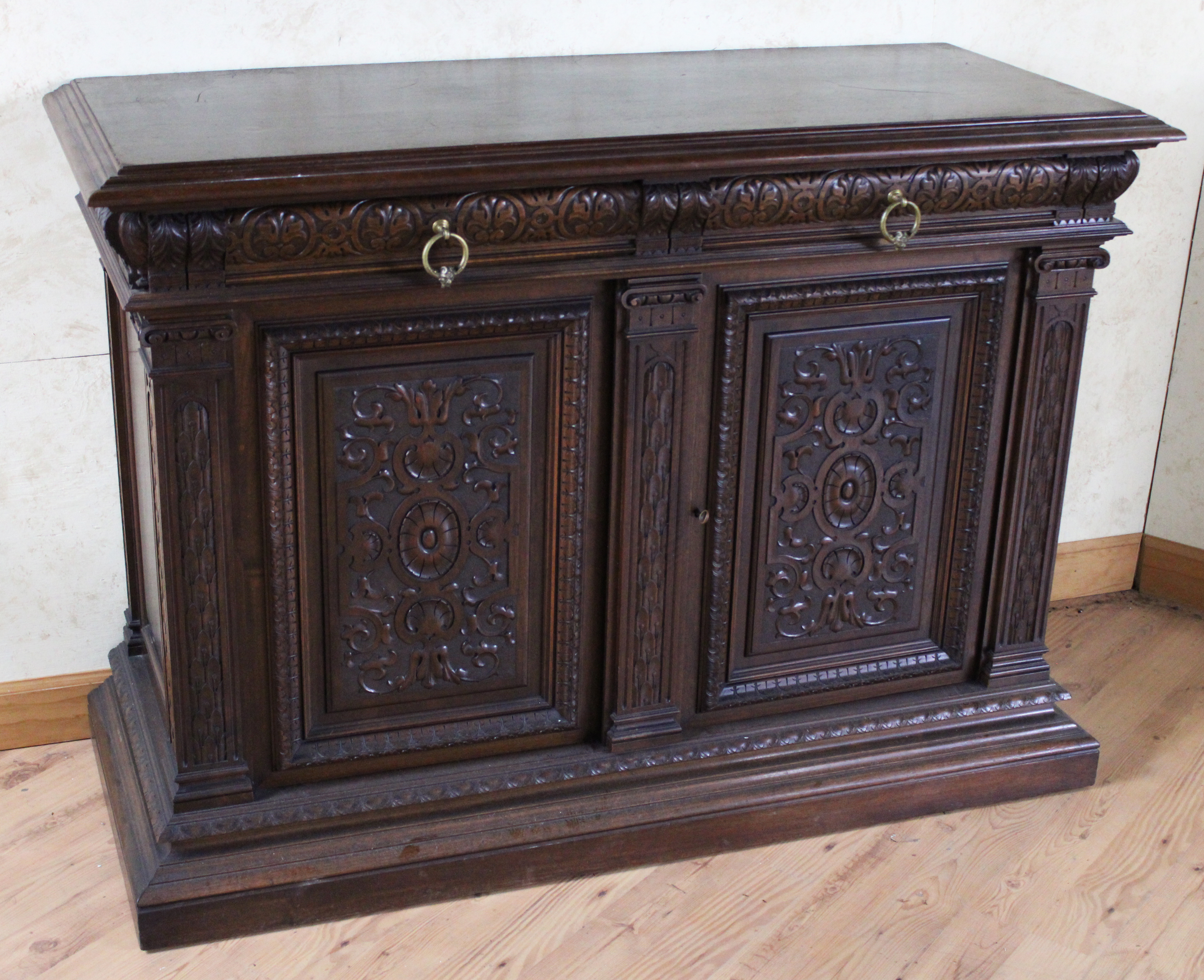 ITALIAN RENAISSANCE WALNUT BUFFET 35e9a1