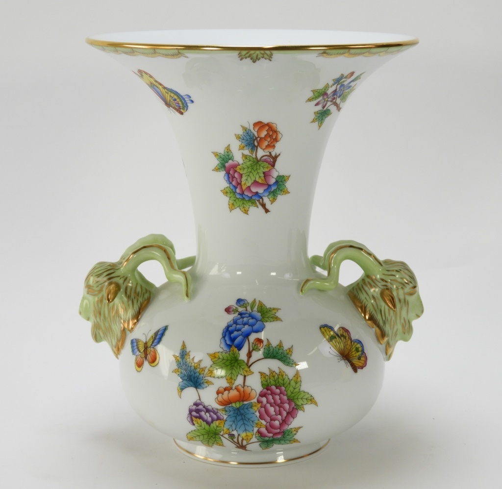 HEREND QUEEN VICTORIA VASE Hungary,20th