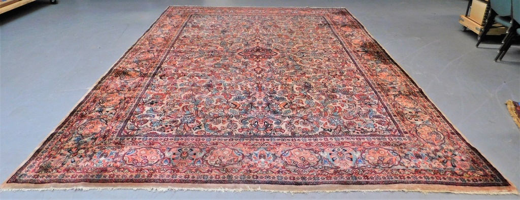 ANTIQUE ROOM SIZE SAROUK RUG Middle