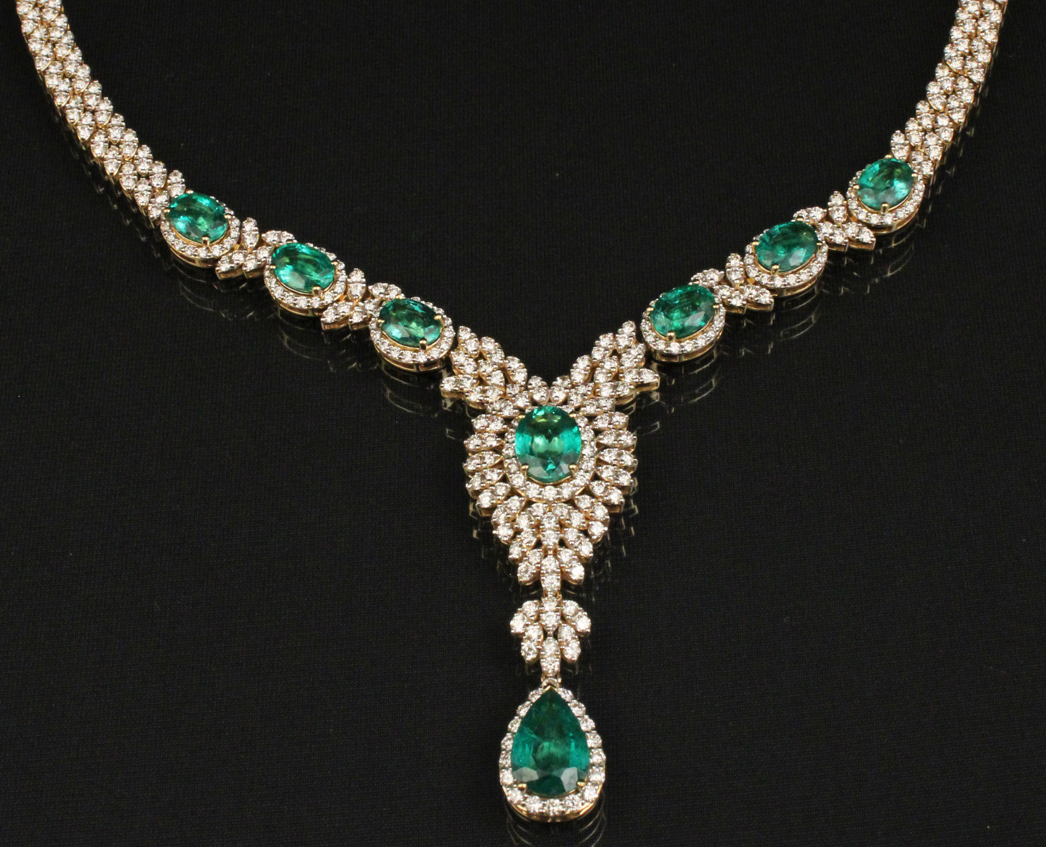 18K LADIES EMERALD AND DIAMOND