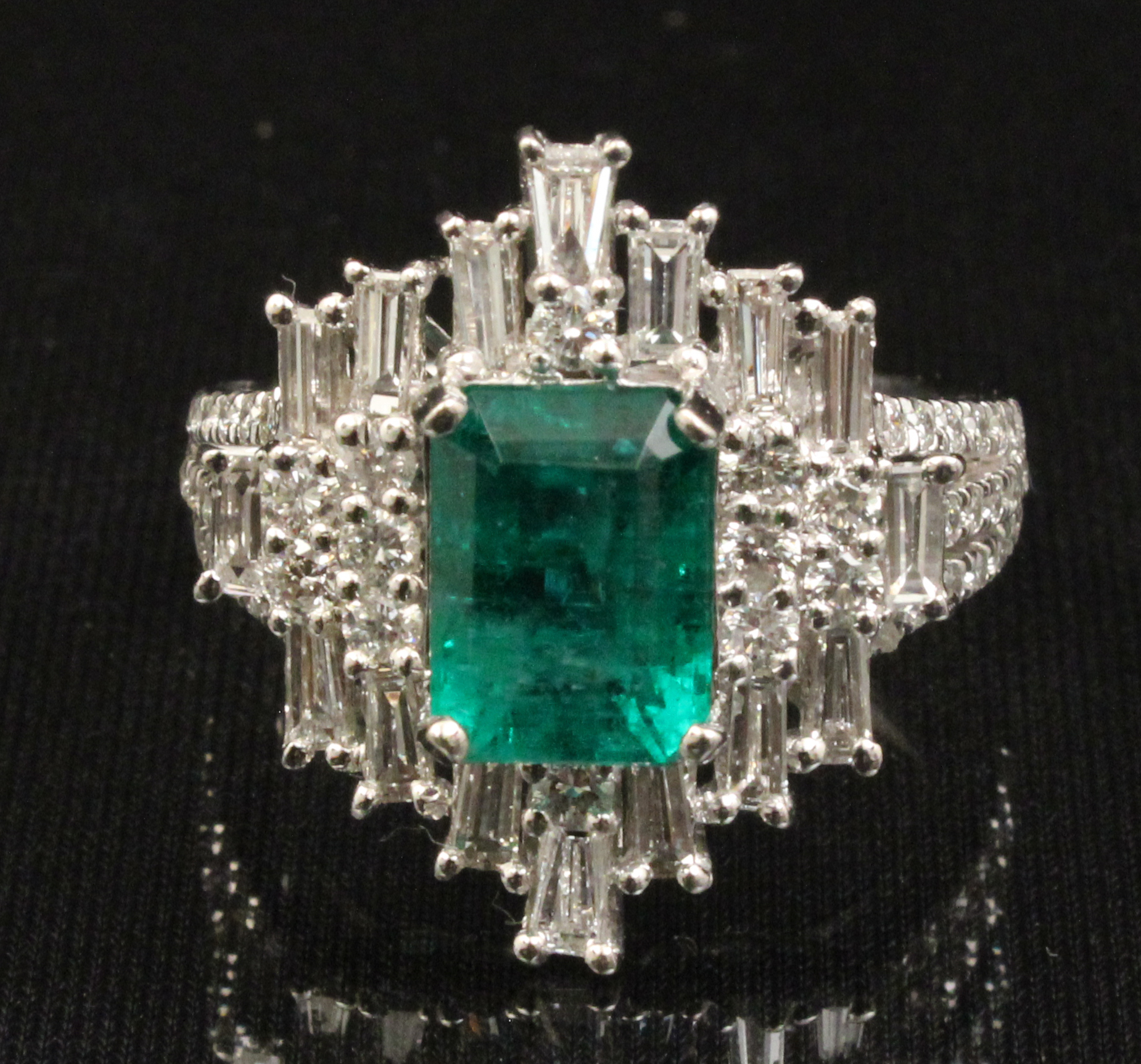 PLATINUM EMERALD AND DIAMOND RING 35eb56