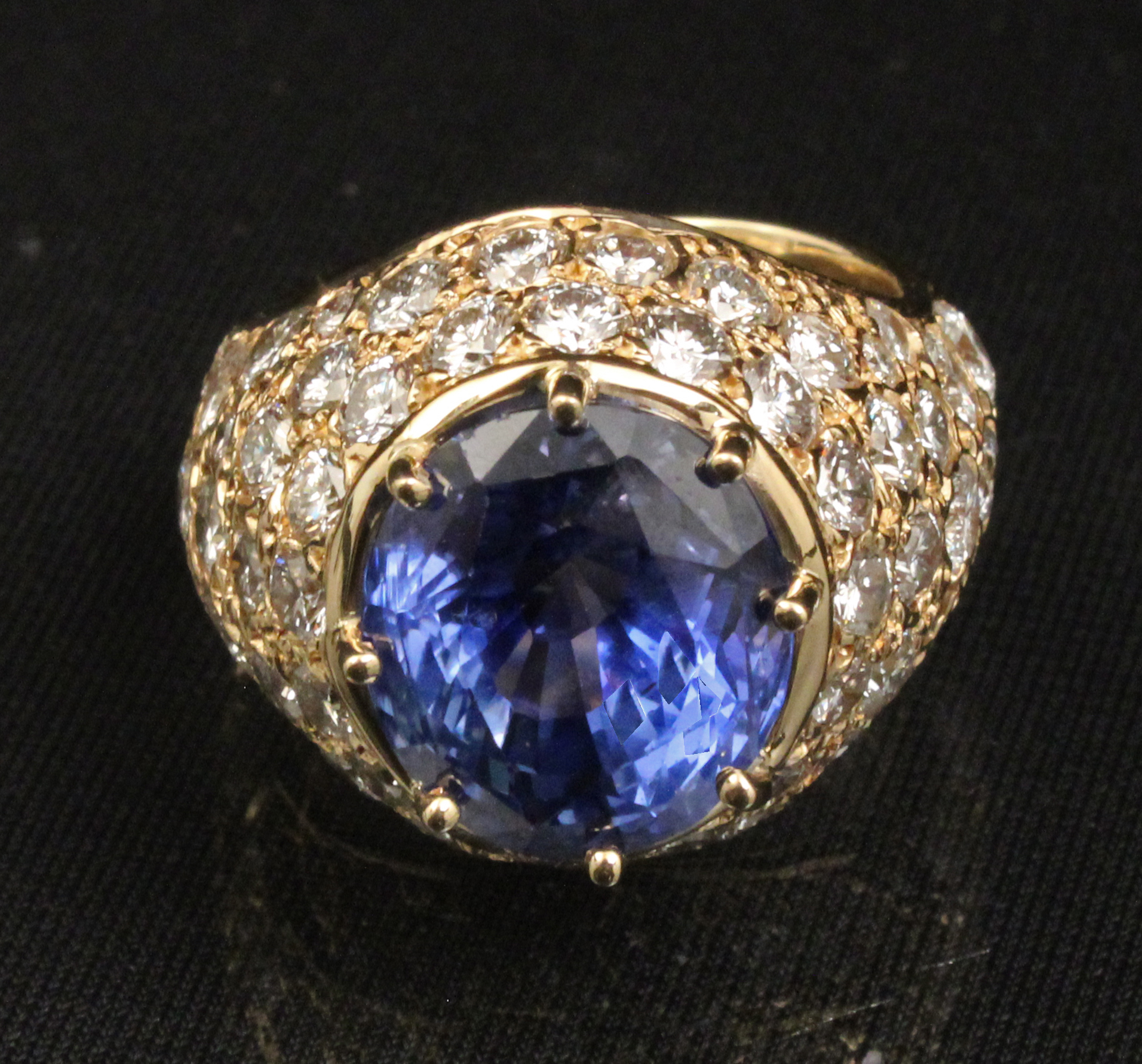 18K DIAMOND AND 10.55 CT SAPPHIRE