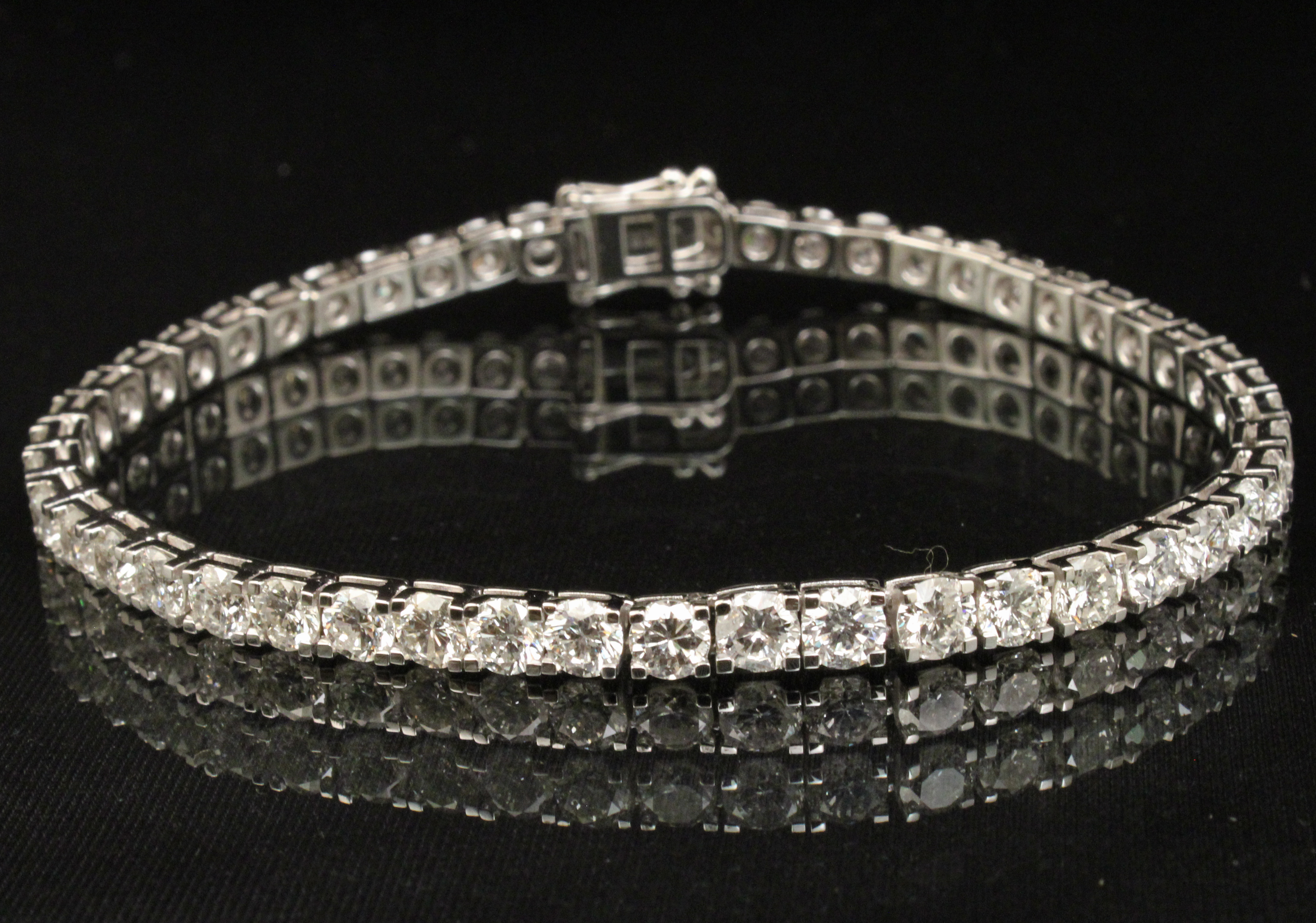 18K WG DIAMOND TENNIS BRACELET  35ebb1