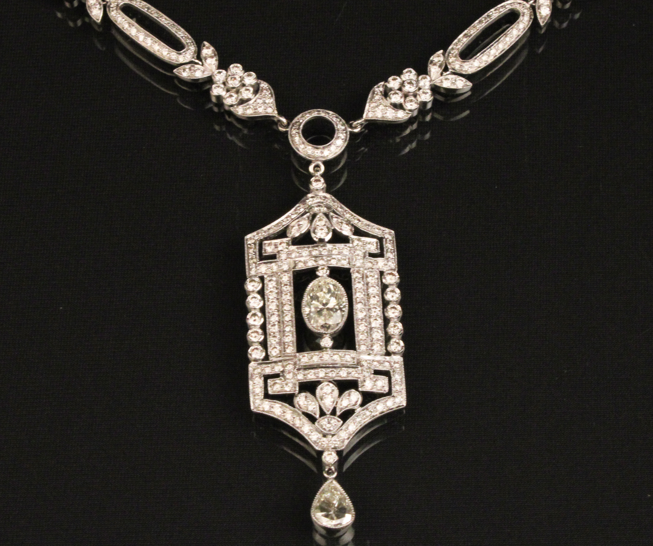 18K WHITE GOLD DIAMOND  NECKLACE;