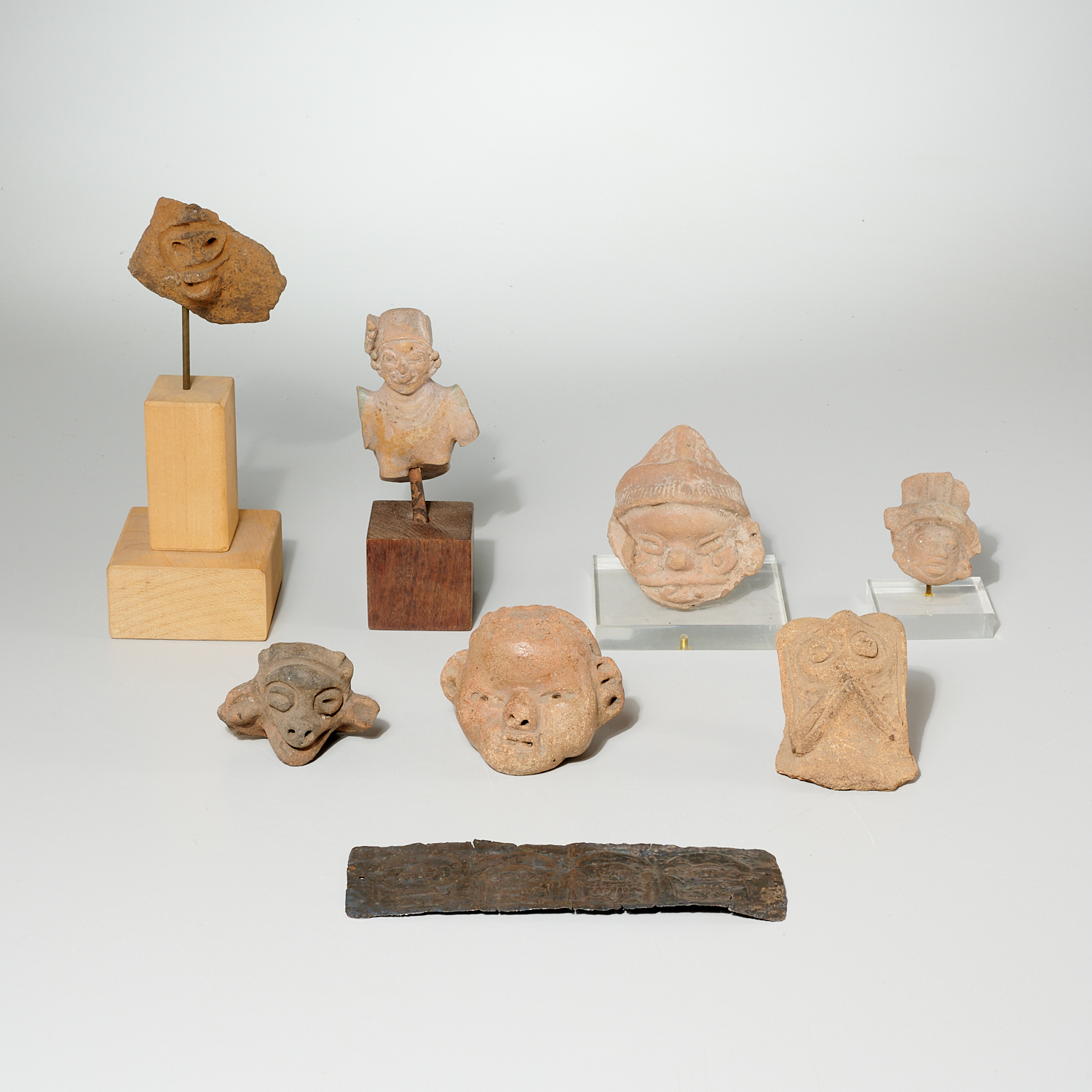 GROUP PRE COLUMBIAN AND STYLE ARTIFACTS 3613e3