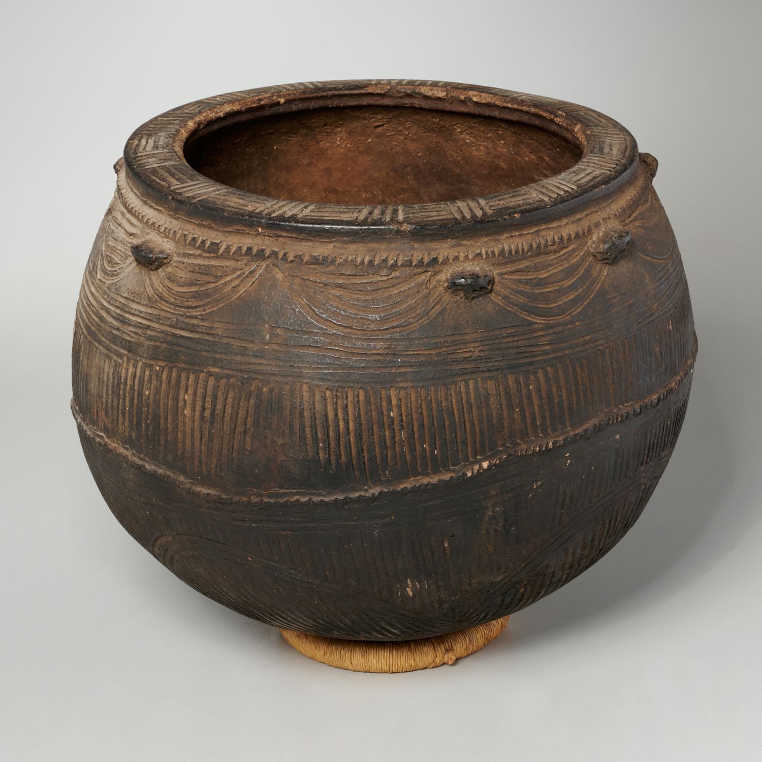 NUPE PEOPLES, LARGE TERRACOTTA POT Nigeria,