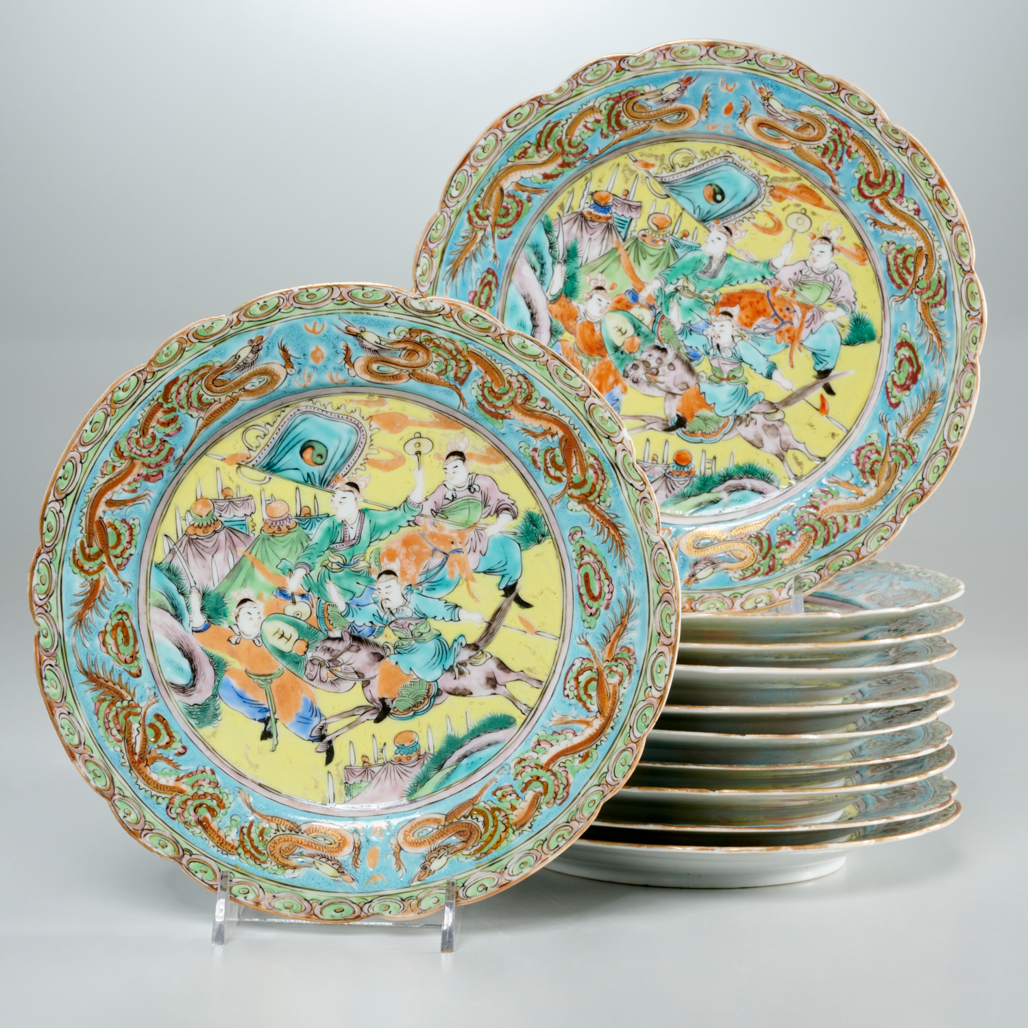 SET CHINESE FAMILLE ROSE WARRIOR PLATES