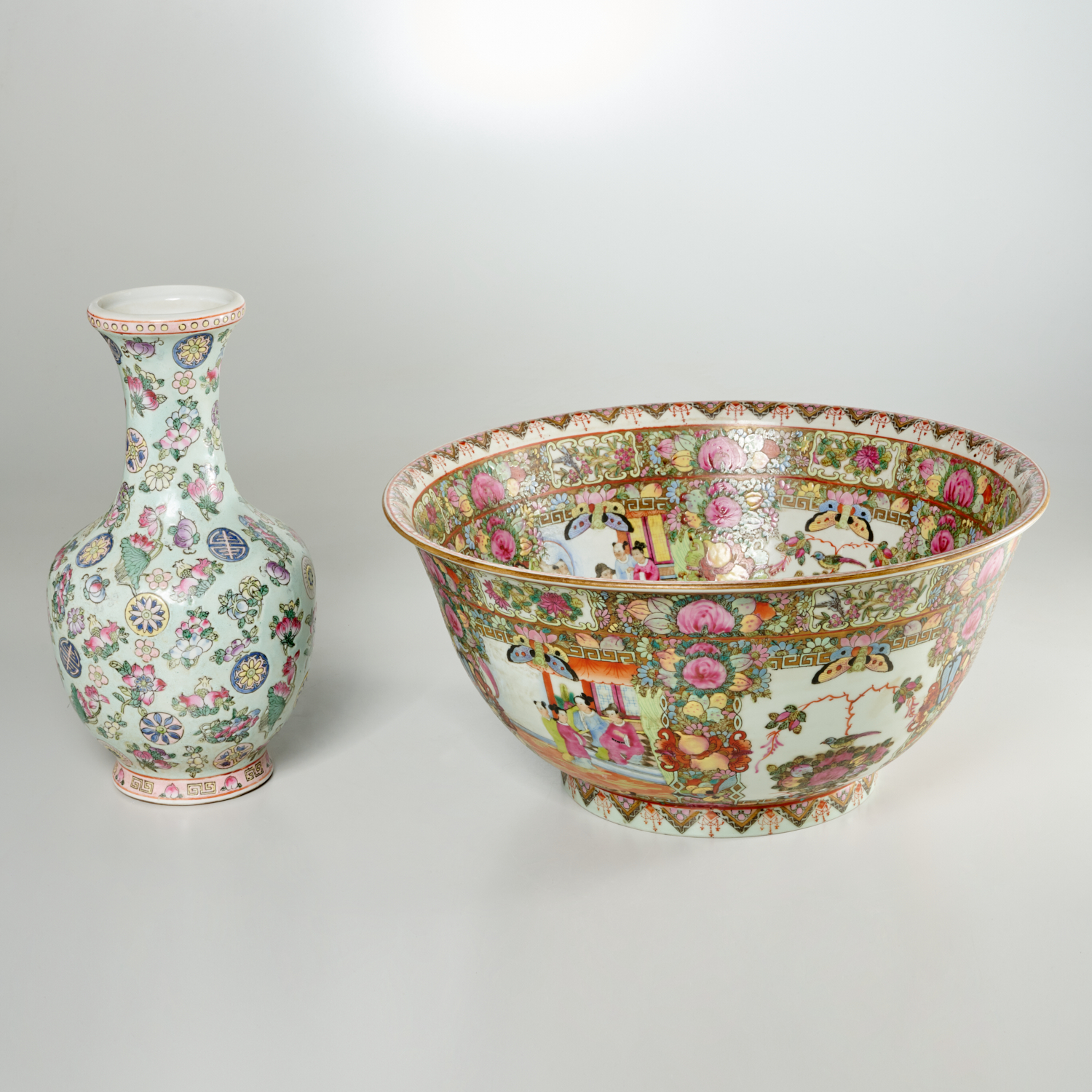 CHINESE PORCELAIN VASE AND CENTER