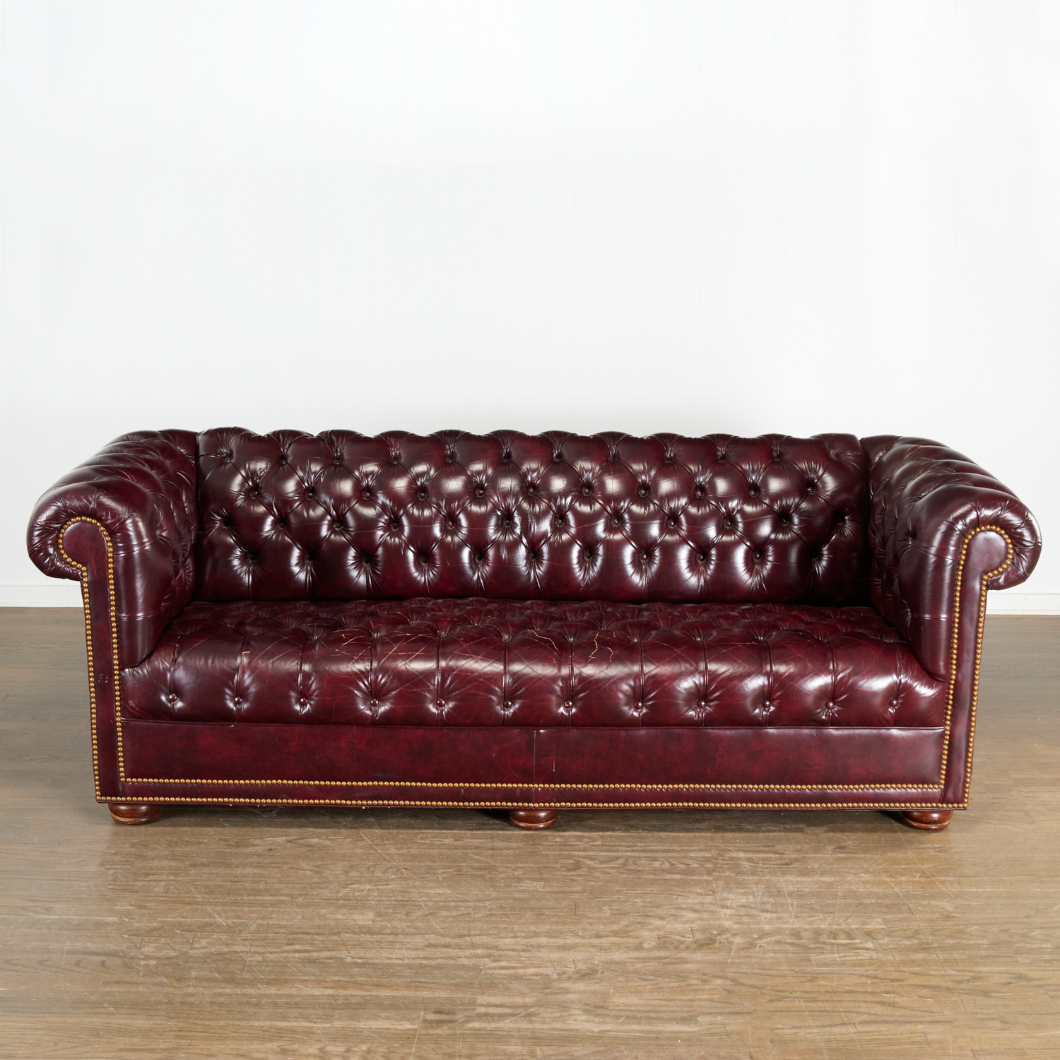 VINTAGE OXBLOOD LEATHER CHESTERFIELD 361be0