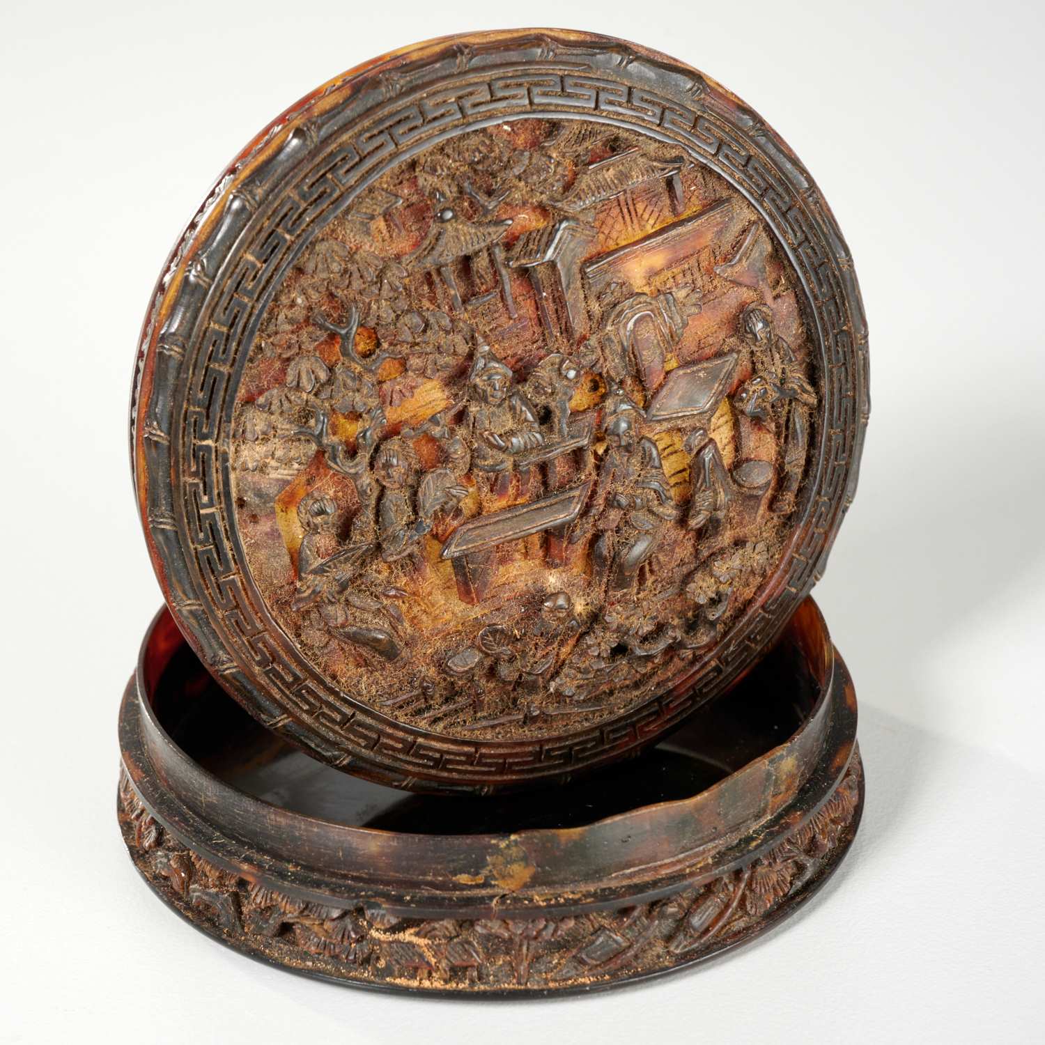 CHINESE EXPORT CARVED SHELL SNUFF