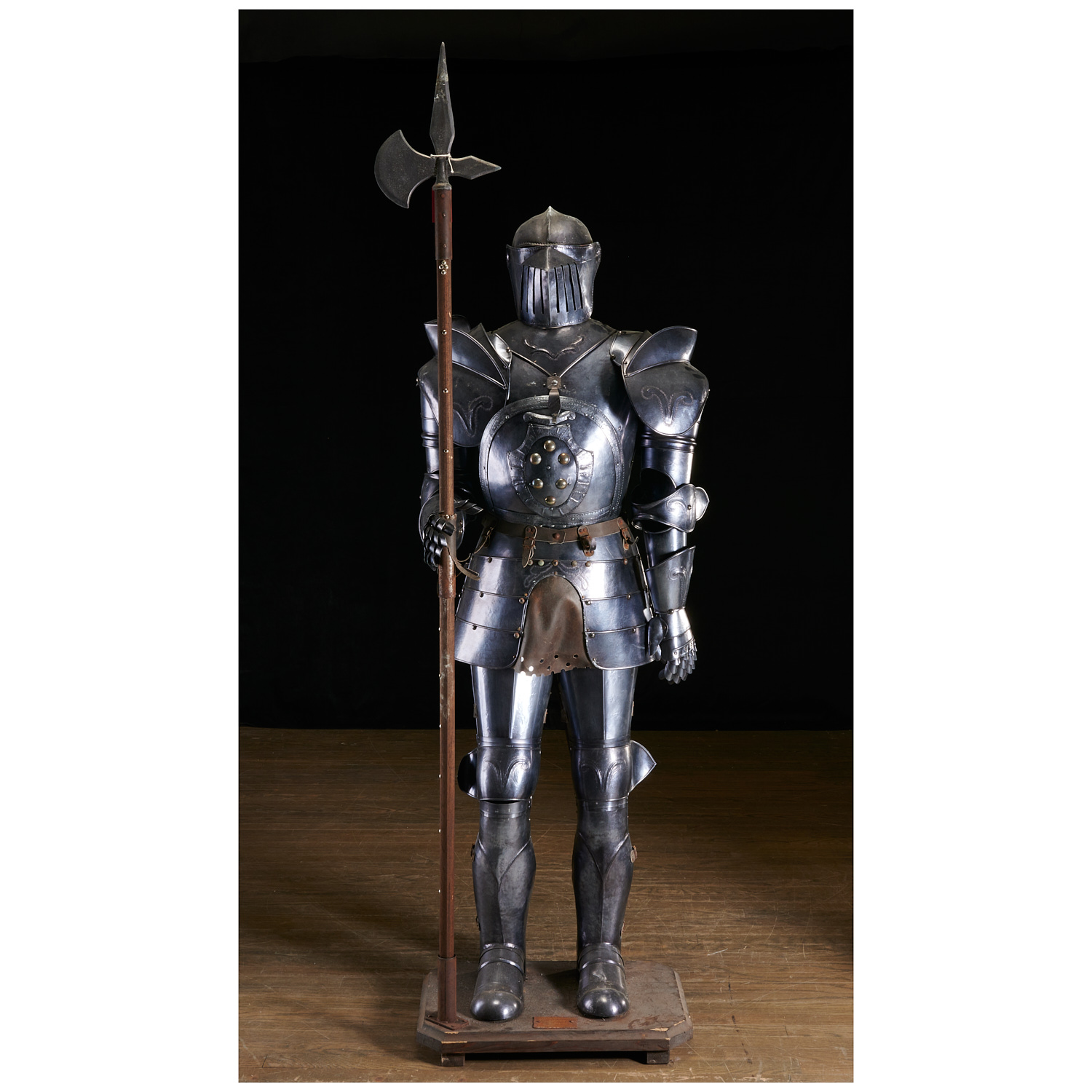 KITSCHY LIFE-SIZE SUIT OF ARMOR DRINKS