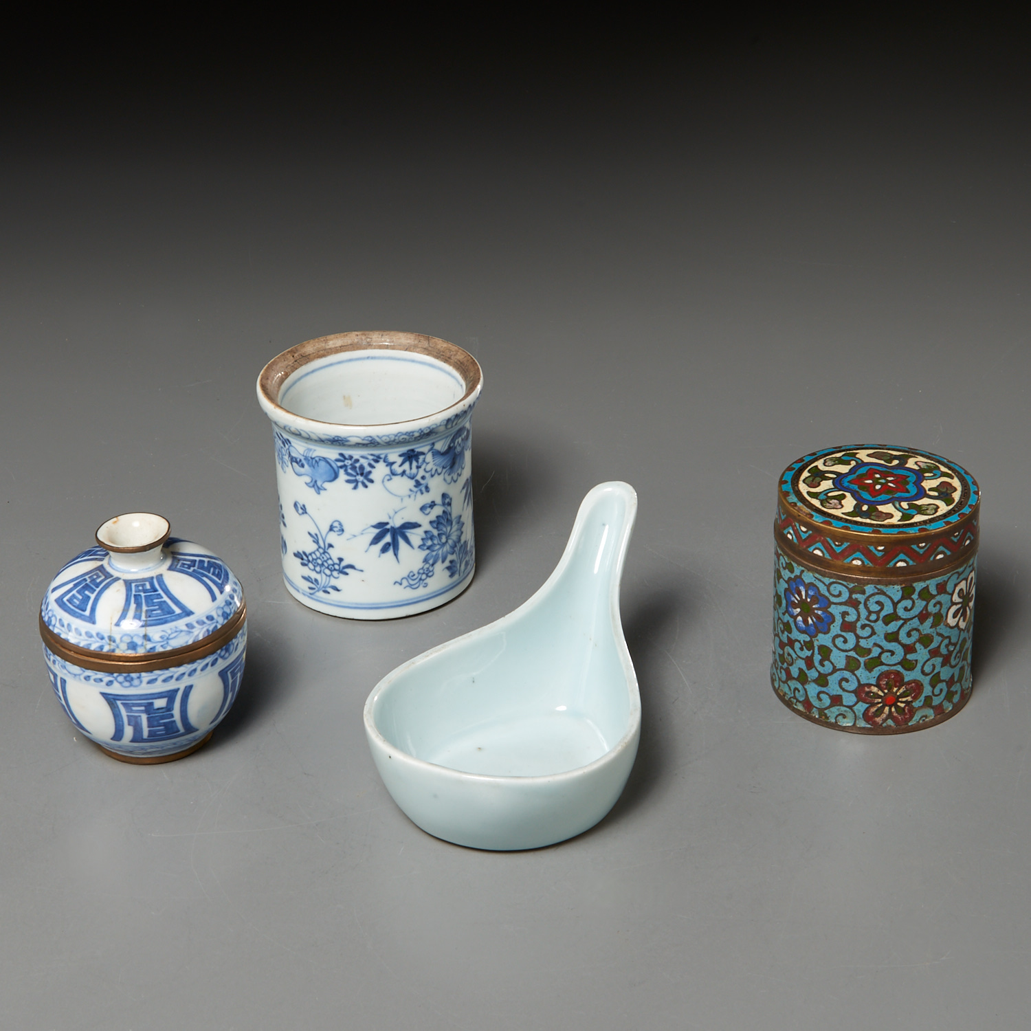  4 CHINESE CLOISONNE AND PORCELAIN 362574