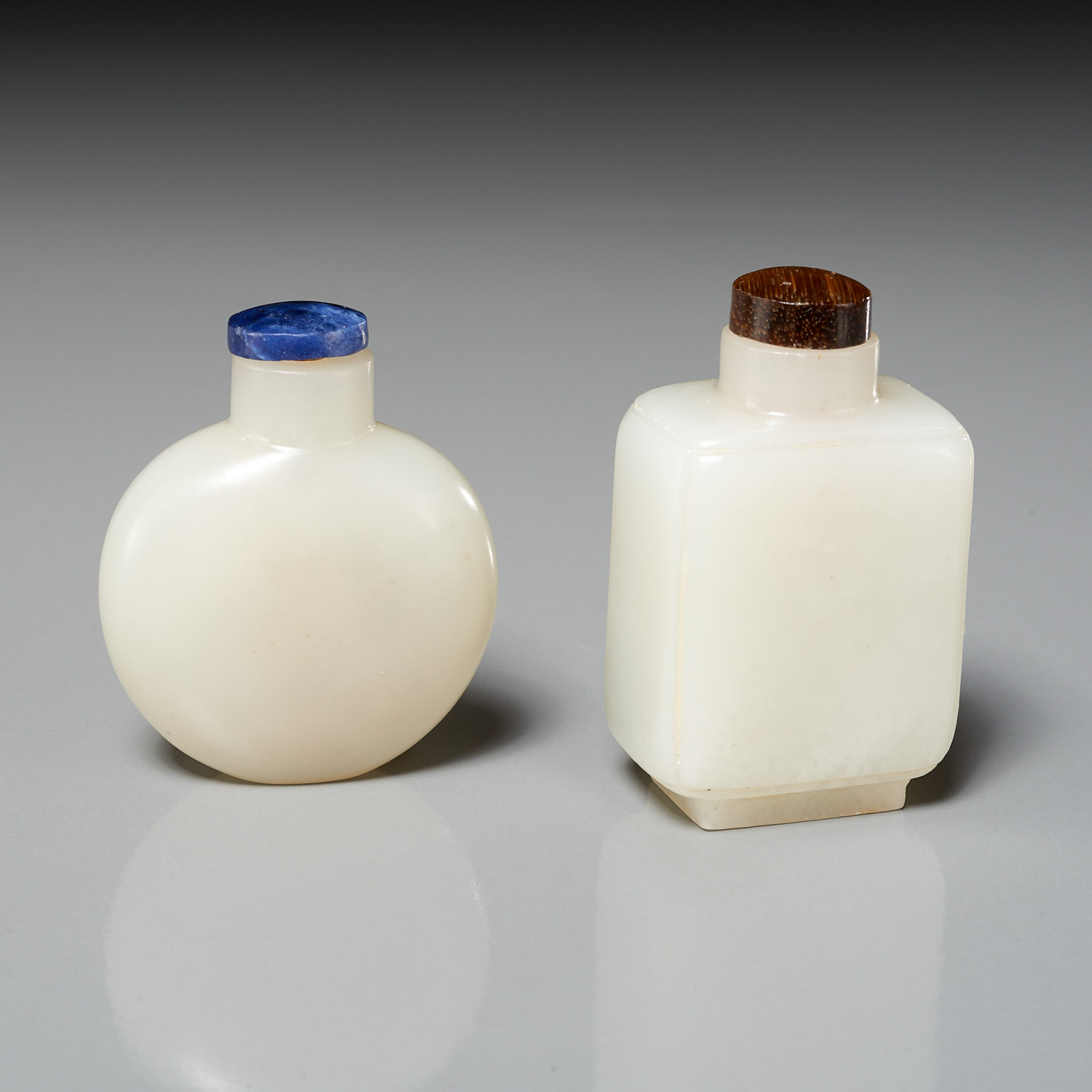  2 CHINESE WHITE JADE SNUFF BOTTLES 36258d