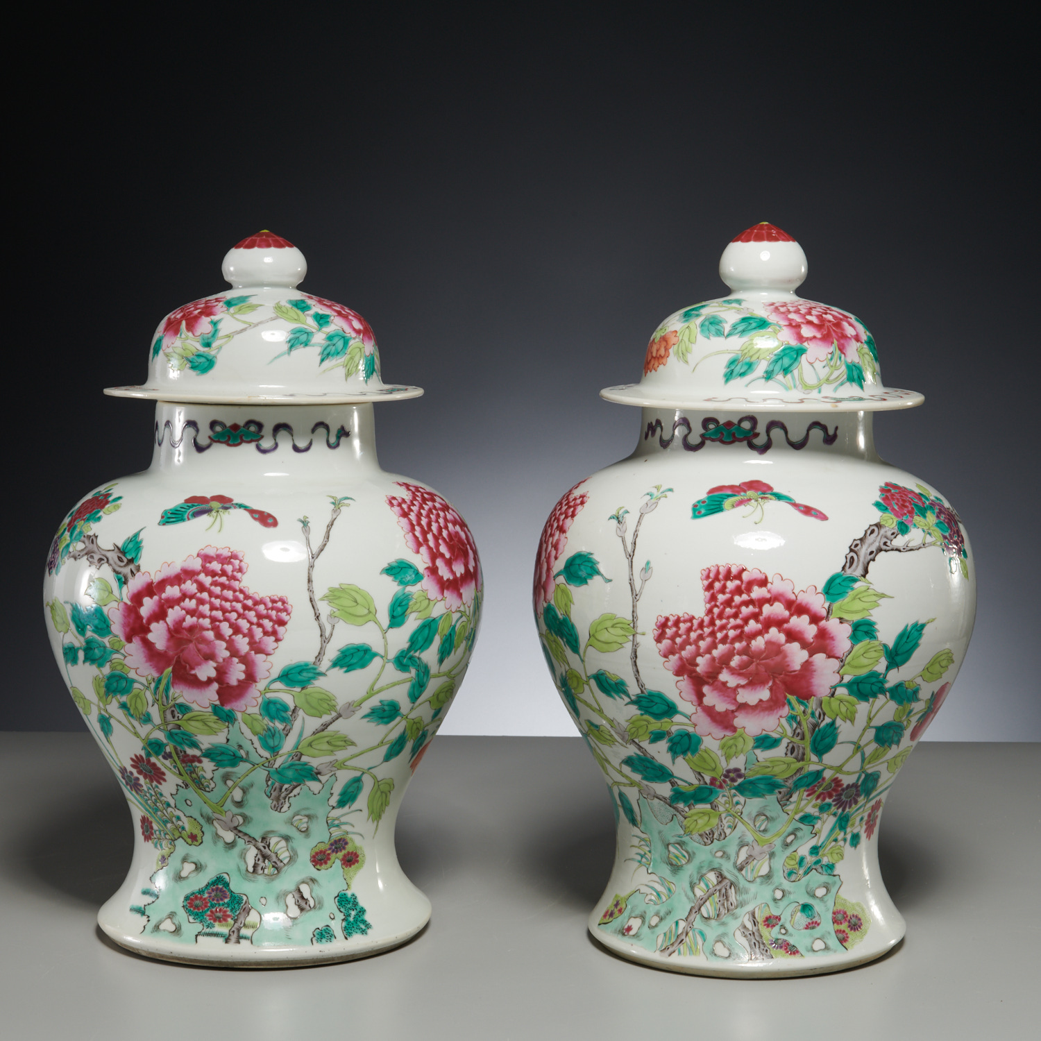 PAIR LARGE CHINESE FAMILLE ROSE 3625e2