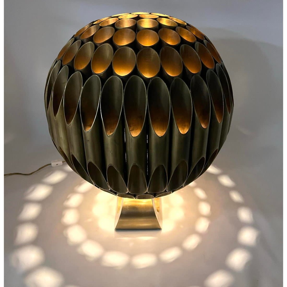 Heavy brass Ruche lamp in the style 362a13