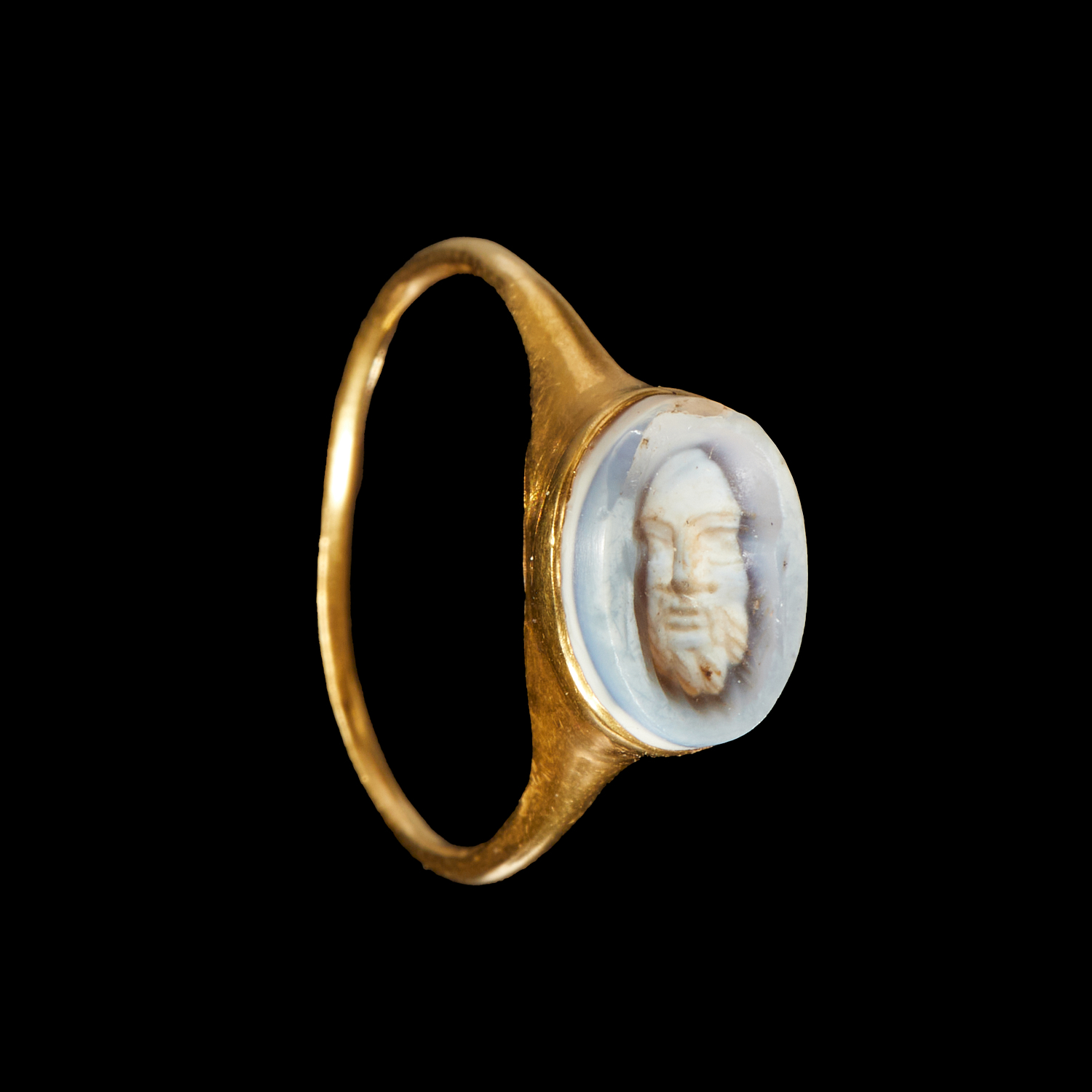 ROMAN GOLD AND CARVED AGATE RING