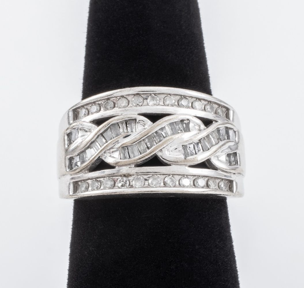 10K WHITE GOLD DIAMOND TAPERED 3607ae