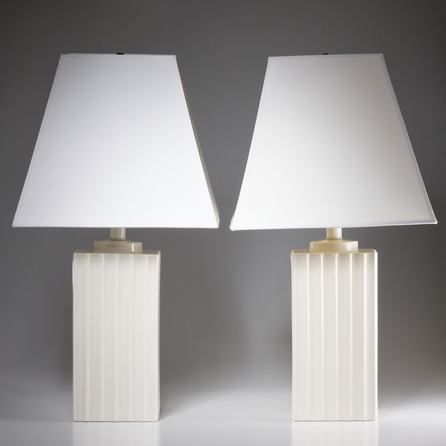 MODERNIST WHITE CERAMIC FLUTED 36098c