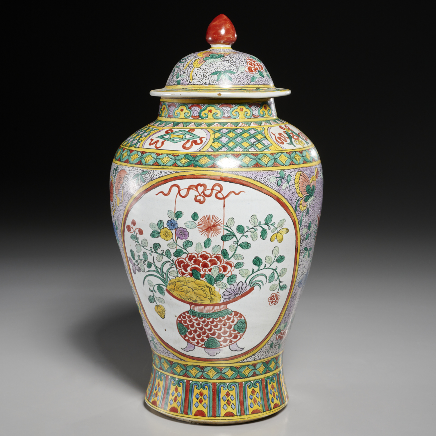 LARGE CHINESE FAMILLE JAUNE LIDDED