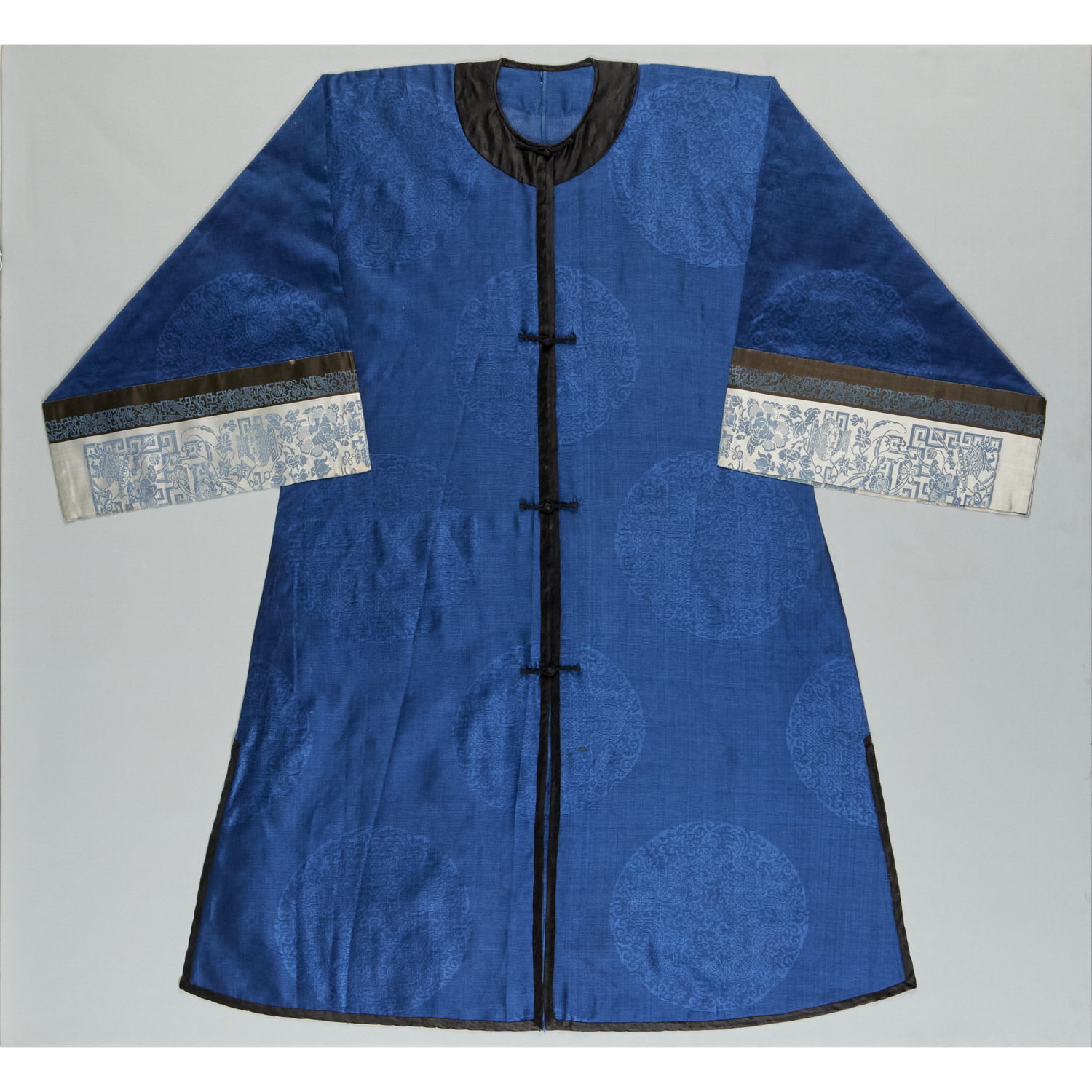 CHINESE EMBROIDERED SILK ROBE Likely 360f39