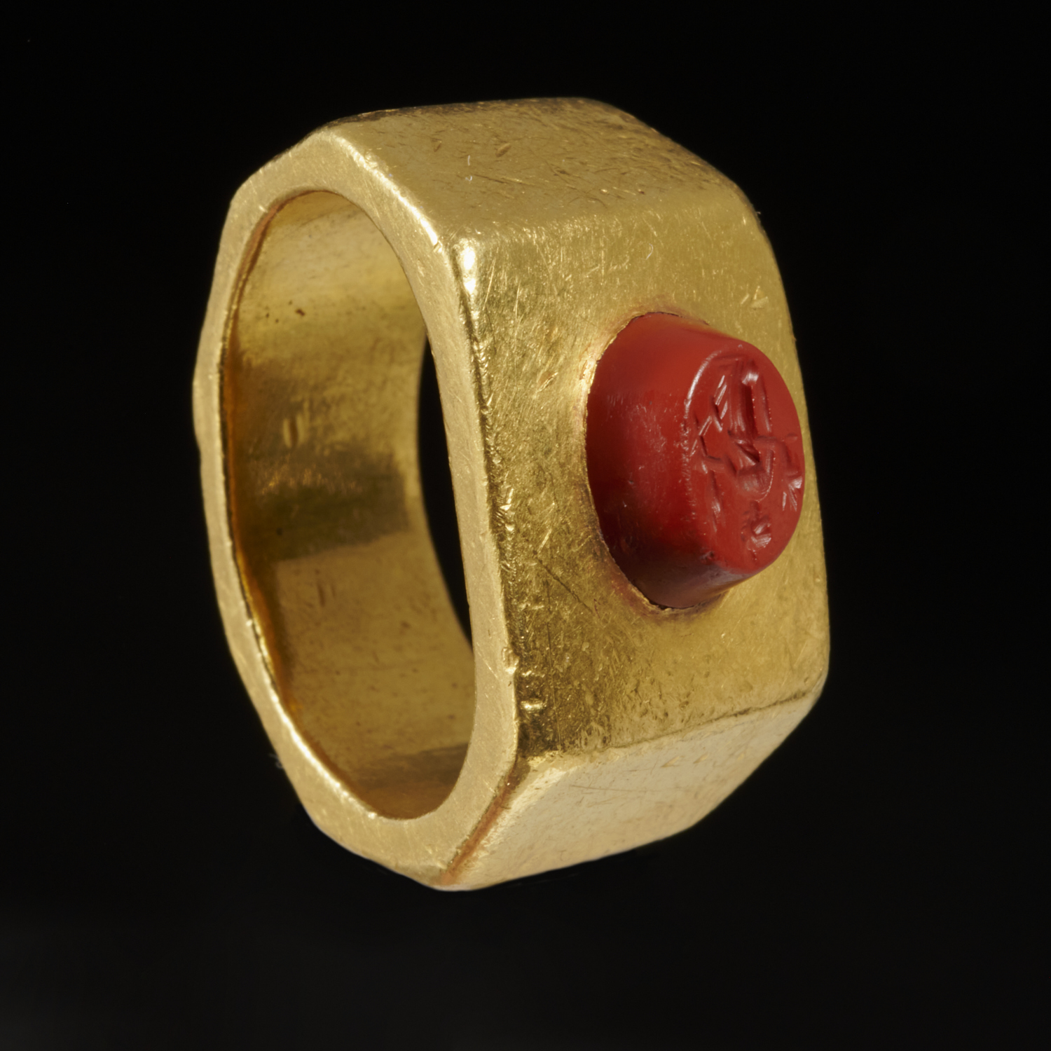 ROMAN STYLE GOLD AND INTAGLIO RING