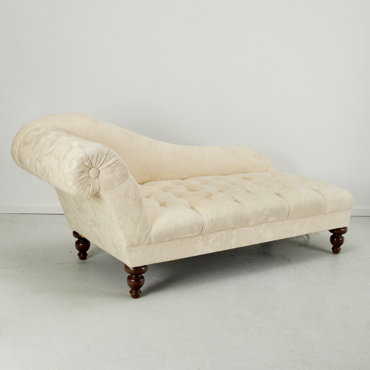 VICTORIAN STYLE BUTTON TUFTED RECAMIER