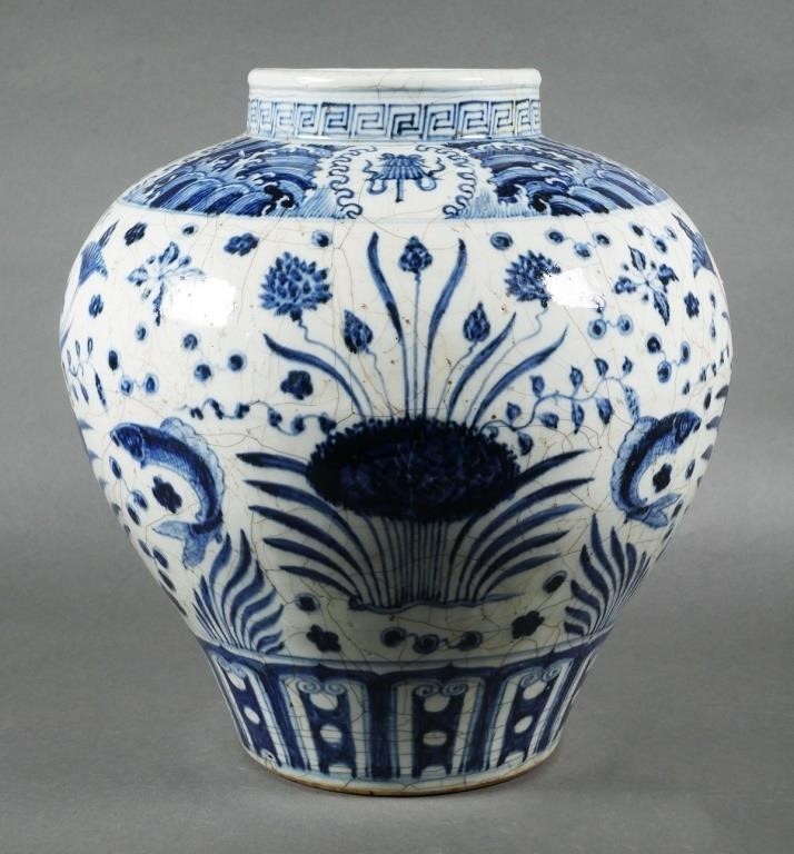 CHINESE BLUE WHITE LARGE JAR 363b04