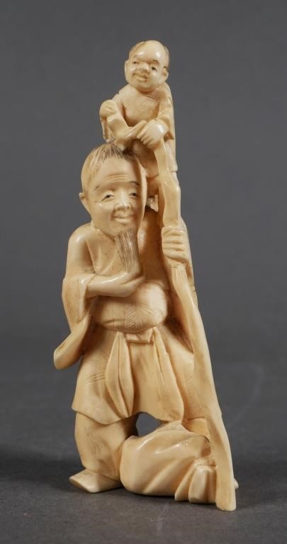 ANTIQUE CHINESE IVORY CARVINGOld ivory