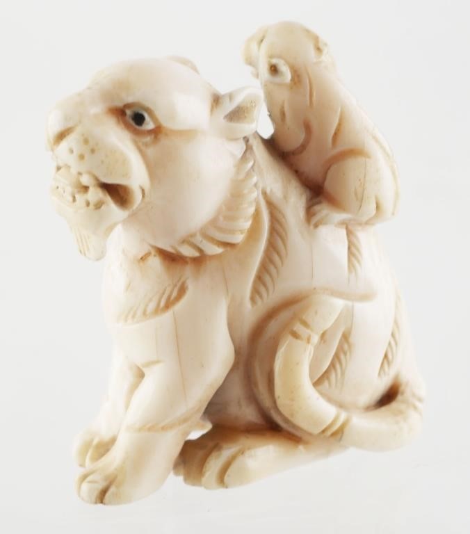 ANTIQUE CARVED IVORY NETSUKE ANIMAL 363dea