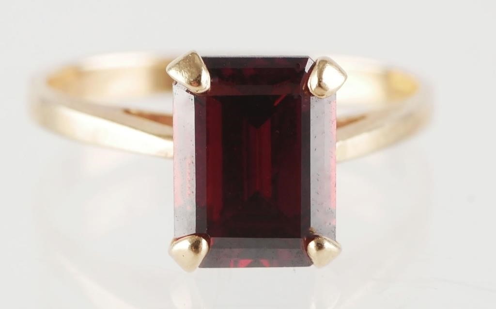 14K GOLD GARNET RINGSize 6. Weighs