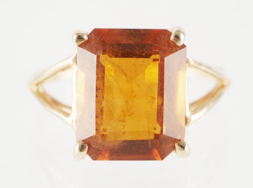 14K GOLD TOPAZ RINGSize 6-1/2.