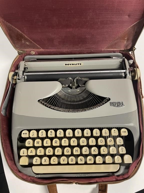 1960S ROYAL TYPEWRITERRoyalite typewriter,