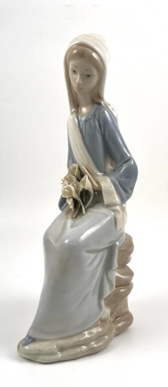 LLADRO 4972 SITTING GIRL WITH LILIES 3641c1