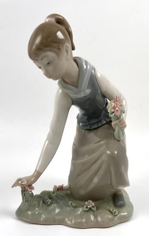 LLADRO 1172 GIRL GATHERING FLOWERS