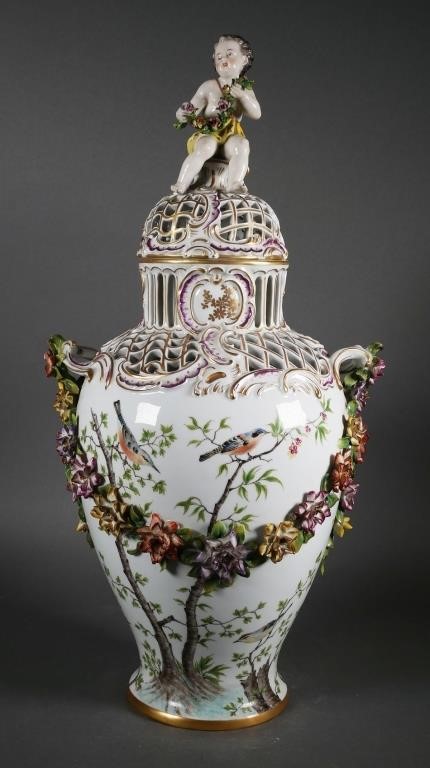 VOLKSTEDT PORCELAIN URNLarge Urn with